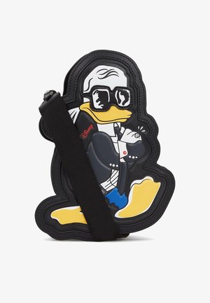 Torebka na ramię w kształcie Donalda Ducka ubranego w czarny garnitur i okulary przeciwsłoneczne, z założonymi ramionami w pewnej siebie pozie.