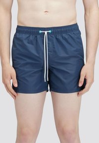Shorts da nuoto blu realizzati in tessuto leggero, dotati di una cintura elastica, cordoncino bianco e superficie liscia.