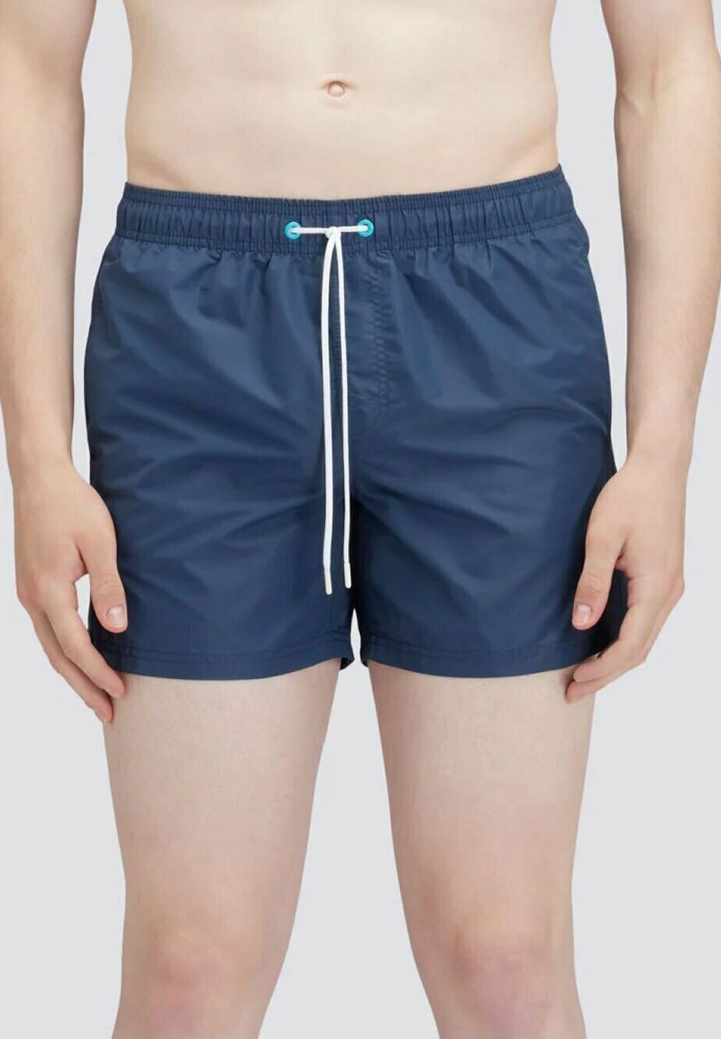 Shorts da nuoto blu realizzati in tessuto leggero, dotati di una cintura elastica, cordoncino bianco e superficie liscia.