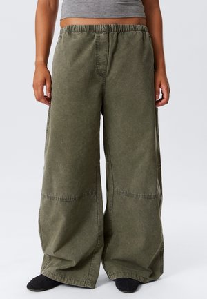 LOW RISE BAGGY WASHED - Trousers - washed dark khaki green