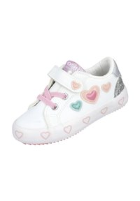 Zapatilla blanca con acentos de corazones en rosa, azul y purpurina, cordones rosas y una correa de velcro. Suela texturizada con pequeño patrón de corazones a lo largo del borde.