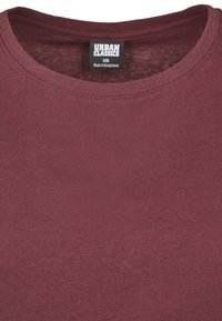 Maglietta bordeaux in misto cotone con scollatura rotonda, texture liscia e etichetta Urban Classics visibile al colletto.