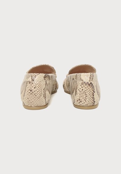 Paire de chaussures plates beige et marron à motif peau de serpent, montrées de dos sur un fond clair uni.