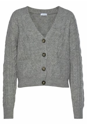 Cardigan en tricot gris avec motif torsadé, manches longues, col en V, quatre boutons sur le devant et deux petites poches avant.