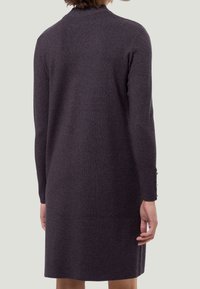 Robe en tricot gris foncé à manches longues, avec un col côtelé et des accents de boutons aux poignets. Longueur mi-cuisse et silhouette droite.