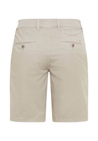 Beige herenshorts tot op de knie met riemlussen en twee knoopsluitingen aan de achterkant, gezien van achteren.
