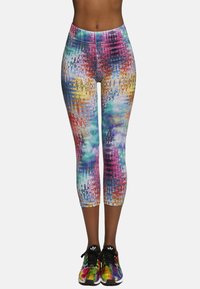 Kolorowe legginsy sportowe z żywym, abstrakcyjnym wzorem w odcieniach fioletu, różu, niebieskiego i żółtego, wykonane z elastycznego materiału.