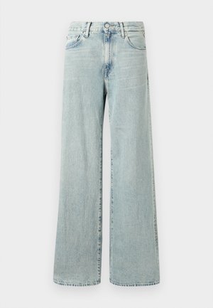 Jean large bleu clair en denim, avec taille haute, cinq poches et un ourlet qui tombe jusqu'à la cheville avec des bords effilochés.