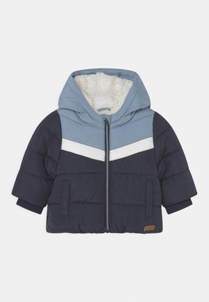 Marineblauer und hellblauer Kapuzen-Puffermantel mit einem weißen Streifen, Reißverschluss, strukturiertem Futter und gerippten Bündchen. Verfügt über seitliche Taschen.