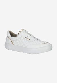Hvid quiltet lædersneaker med en guldaccent langs kraven, toppet med hvide snørebånd og en tykk hvid gummisål.