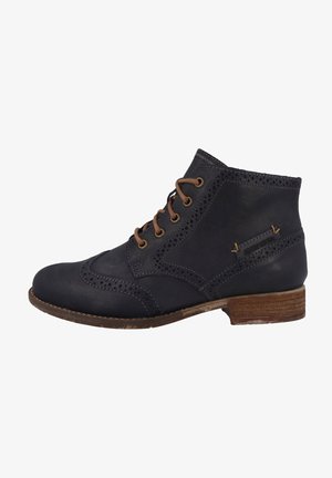 Stivali alla caviglia in pelle blu navy con dettagli brogue, lacci marroni e tacco basso in legno. Presentano perforazioni decorative e cuciture a contrasto.
