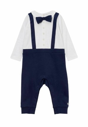 Weißer Baby-Strampler mit langen Ärmeln, marineblauen Hosenträgern, Fliege und Hose, mit Knopfdetails auf der Hemdvorderseite.