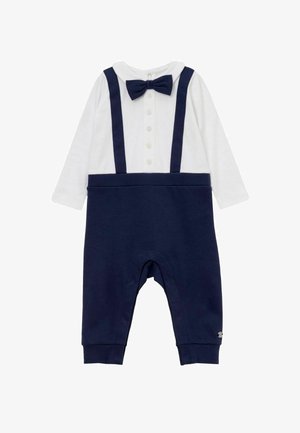 Weißer Baby-Strampler mit langen Ärmeln, marineblauen Hosenträgern, Fliege und Hose, mit Knopfdetails auf der Hemdvorderseite.