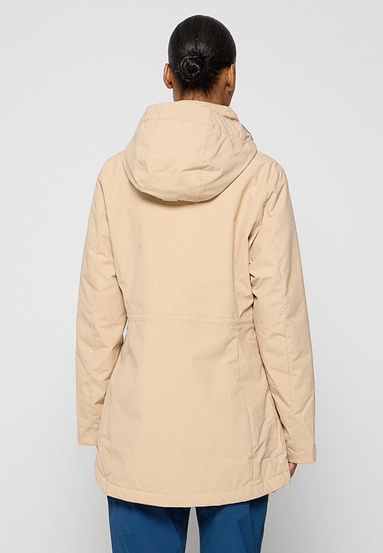 Beige wasserdichte Jacke mit Kapuze, die eine taillierte Taille, seitliche Taschen und einen weichen, strukturierten Stoff aufweist.