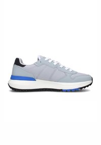 Scarpe da atletica grigio chiaro con tomaia in rete e materiali sintetici, lacci bianchi, accento blu sulla suola intermedia e suola in gomma nera con motivo di trazione.