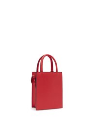 Bolso de mano de piel roja con forma rectangular estructurada, dos asas superiores y una superficie elegante. Presenta un diseño minimalista y sin herrajes visibles.