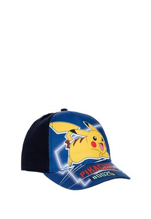 Blaue und schwarze Kappe mit dem Pikachu-Charakter mit roten Wangen, dem Schriftzug „PIKACHU“ und „#0025“ auf dem Schirm vor weißem Hintergrund.