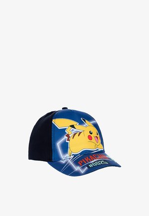 Blaue und schwarze Kappe mit dem Pikachu-Charakter mit roten Wangen, dem Schriftzug „PIKACHU“ und „#0025“ auf dem Schirm vor weißem Hintergrund.