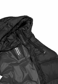 Giacca a vento nera con cappuccio, caratterizzata da una superficie liscia e lucida, dettagli elastici e un'etichetta interna in rete con il nome del brand e la taglia.