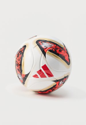 Pallone da calcio Adidas bianco con motivi grafici rossi e neri e accenti dorati, etichettato "Torfabrik League 350 Matchball Replica."