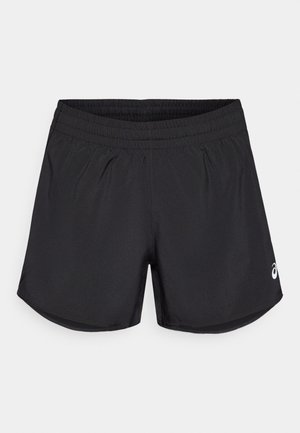 Schwarze Sportshorts mit elastischem Bund, glatter Textur und dezenten seitlichen Schlitzen. Mit einem kleinen weißen Logo auf der unteren rechten Seite.