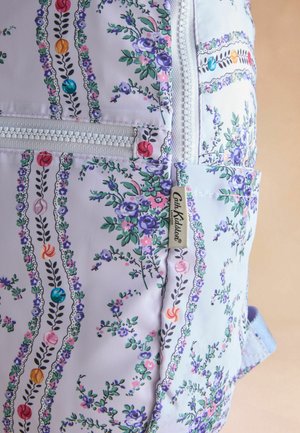 Blumen-Backpack mit einem helllila Stoff, der aufwändige Rosen- und Blattmuster aufweist, einen Reißverschluss und ein Etikett an der Seite hat.