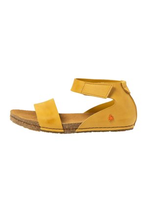 Gelbe flache Ledersandale mit Knöchelriemen, offenem Zehenbereich, Korksohle und kleinem orangefarbenem Blumenlogo an der Seite.