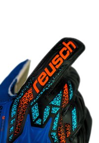 Guanti da portiere blu e neri con vivaci dettagli arancioni, motivo a nido d'ape e punte rinforzate. Presenta il logo in modo prominente.