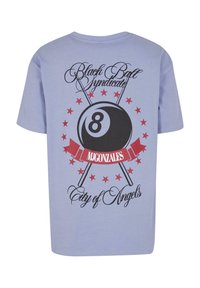 Světle modré bavlněné tričko s grafickým designem obsahujícím osm míč, červené hvězdy a nápis "Black Ball Syndicate" a "City of Angels."
