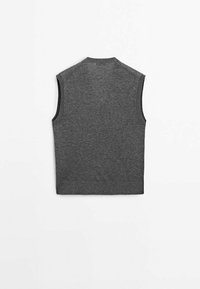Gilet sans manches en maille gris foncé avec col rond, vu de dos sur un fond blanc uni.