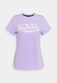 Fialové tričko s krátkým rukávem, kulatým výstřihem a bílým potiskem "Von Dutch Originals" na přední straně. Vyrobeno z měkké bavlněné tkaniny.