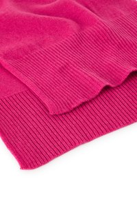 Tissu en tricot fuchsia avec une texture lisse, présentant des accents côtelés sur le bord inférieur et un bord supérieur ondulé.