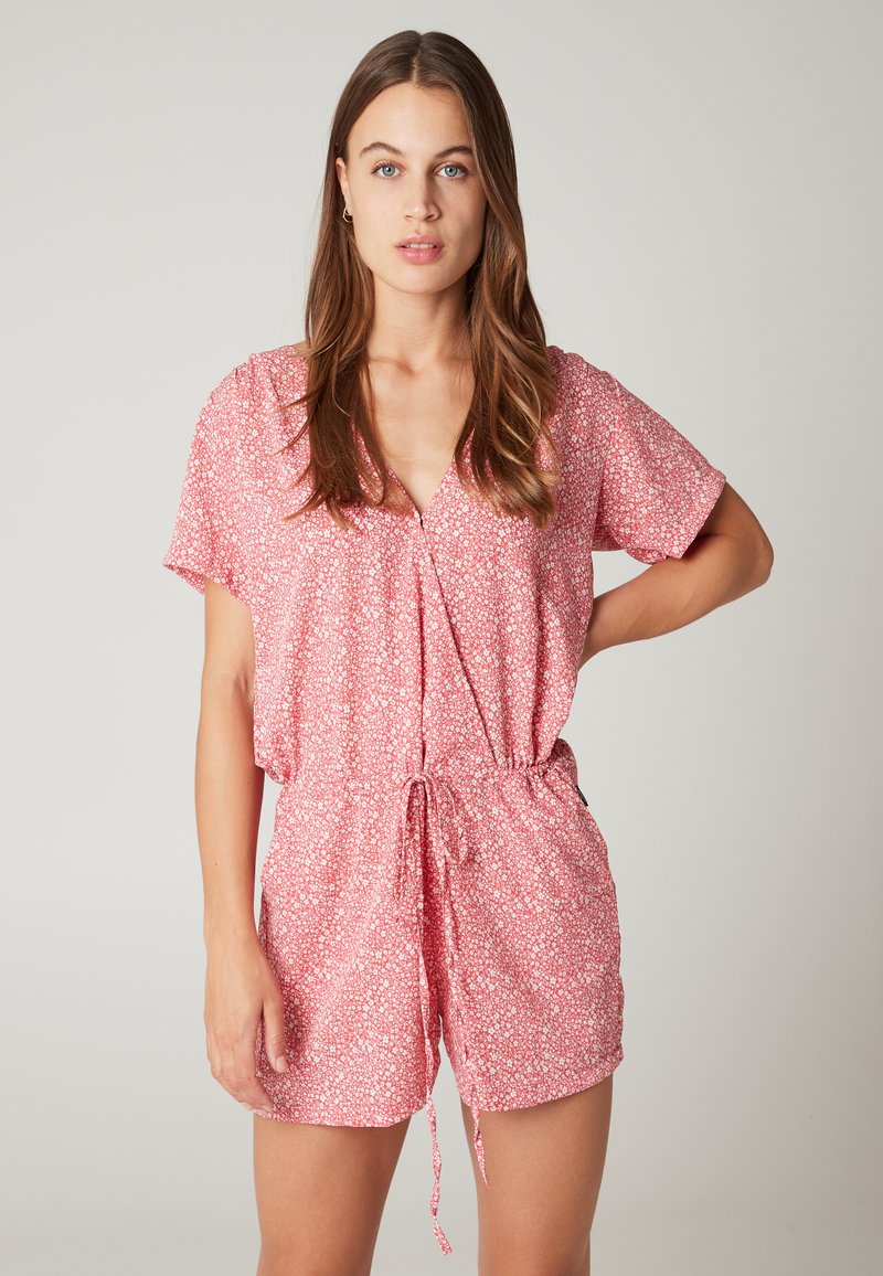 Rood/roze bloemenprint romper met een V-hals, korte mouwen, trekband in de taille en een ontspannen pasvorm. De stof lijkt lichtgewicht en gestructureerd.