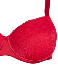 Czerwony koronkowy biustonosz z fiszbinami, z teksturowanym kwiatowym wzorem. Gładkie ramiączka i faliste krawędzie podkreślają całość projektu.