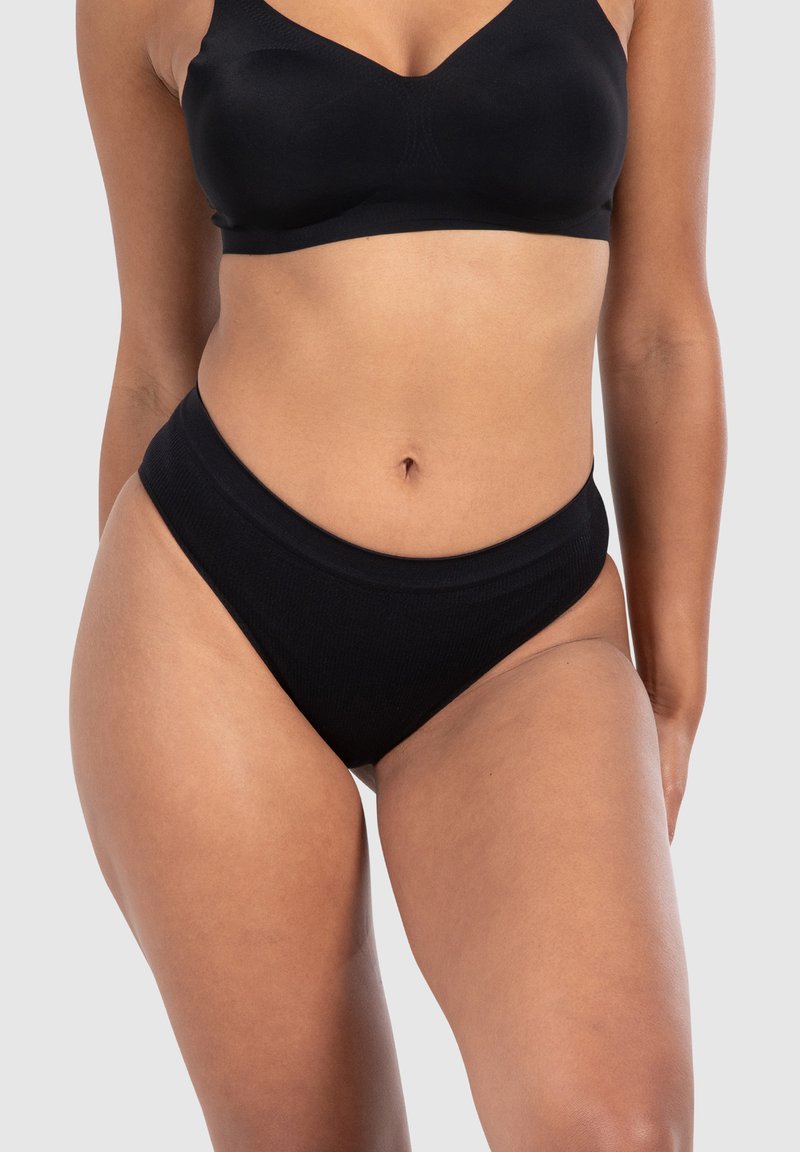 Sous-vêtements noirs à côtes avec un design échancré et une ceinture douce. Le tissu semble lisse avec une texture subtile.