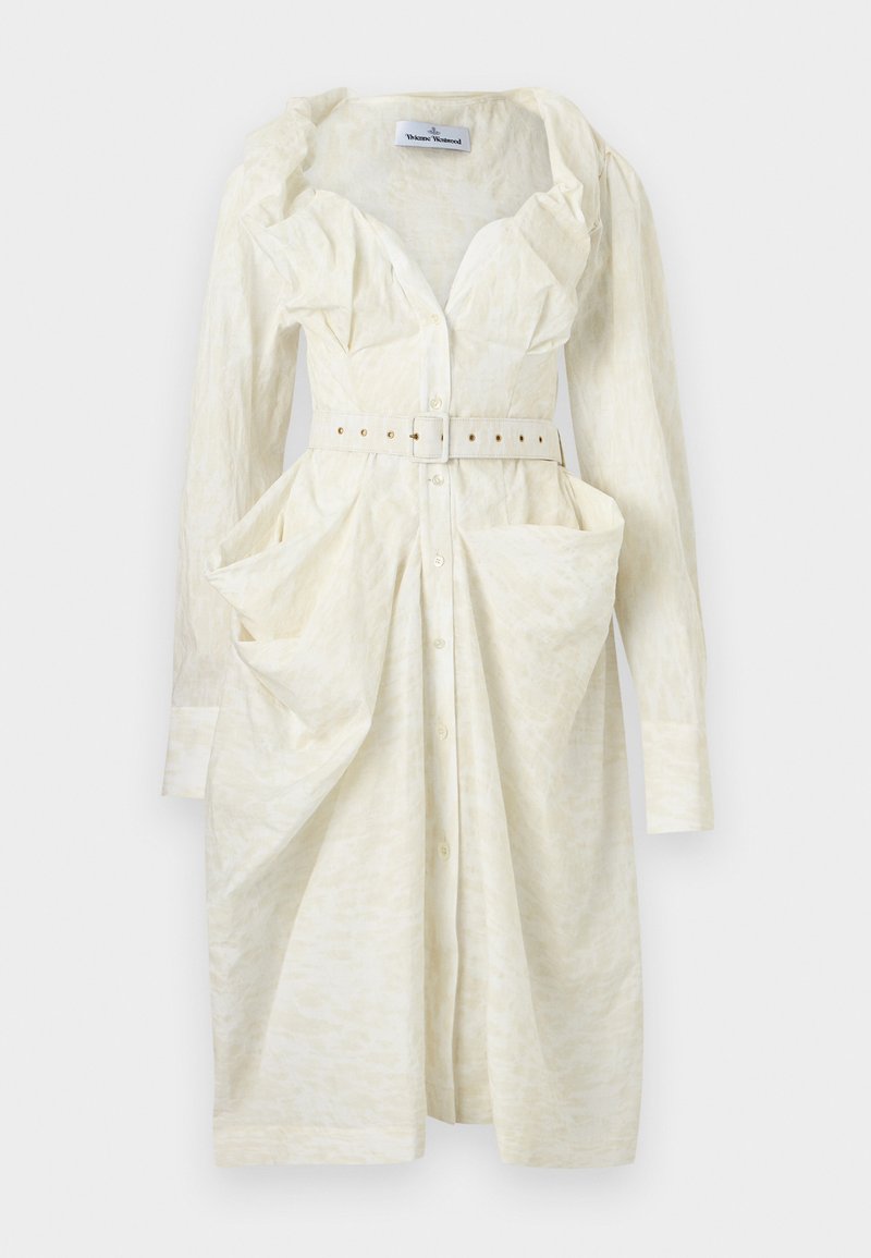 Robe-chemise longue crème à manches longues avec ceinture, détails froncés et col en V profond de Vivienne Westwood.