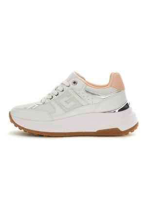 Baskets de sport blanches avec une tige texturée, des accents roses, une semelle blanche épaisse et une semelle en caoutchouc naturel. Elles présentent un design à lacets et un détail de logo.