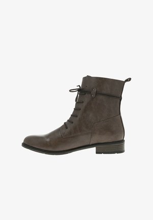Bottines en cuir marron avec un bout arrondi, un laçage à l'avant et une finition texturée. Elles présentent un petit talon empilé et un design minimaliste.