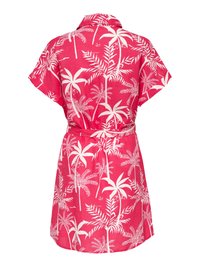 Robe rose à manches courtes avec imprimé blanc de palmiers tropicaux, col et ceinture à nouer à la taille, vue de dos sur fond blanc.
