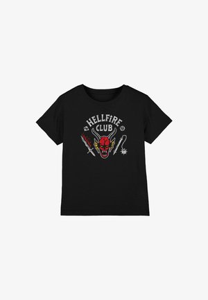 Schwarzes T-Shirt mit dem Text "Hellfire Club" und einer Grafik eines roten hornisierten Dämonenkopfes, einem flammenden Schwert, einer Peitsche und einer gezackten Keule.