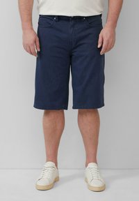 Marineblauwe denimshorts met een rechte snit, vijf zakken en een sluiting met bovenste knoop. Beschikt over subtiele stiksels en een ademende katoenmix.