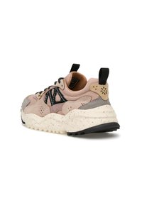 Sneaker chunky in rosa tenue, beige e grigio con dettagli neri, suola maculata, linguetta nera e cuciture dettagliate su uno sfondo bianco.