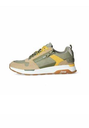 Sneaker con un mix di materiali verde, beige e giallo. Parte superiore in mesh e camoscio, intersuola bianca, suola in gomma marrone e dettaglio del logo.