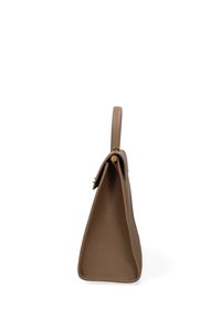 Borsa a tracolla in pelle marrone con una forma triangolare strutturata, dotata di una maniglia corta e di una finitura testurizzata sottile.
