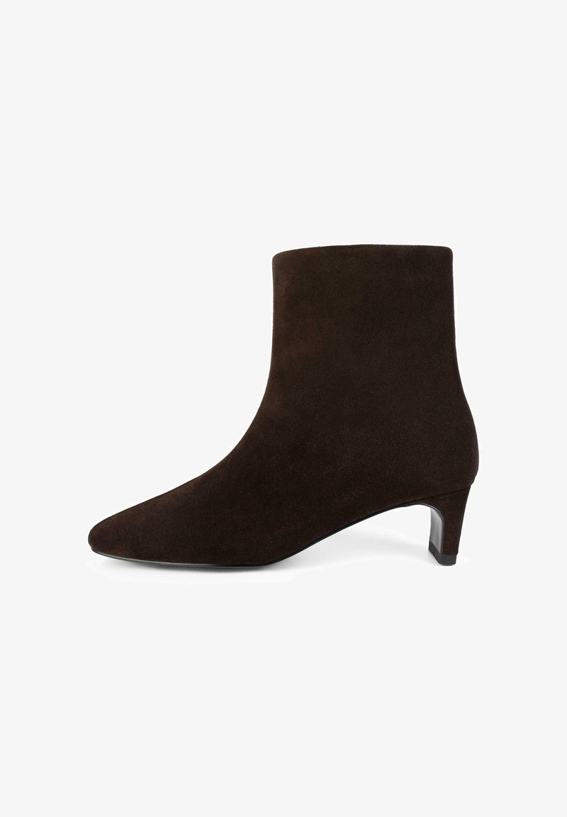 Botine din suede maro închis, cu vârf ascuțit și toc kitten scăzut, văzute din lateral pe un fundal alb.