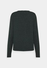 Ciemnozielony sweter wykonany z miękkiego dzianinowego materiału, z długimi rękawami, zaokrąglonym dekoltem oraz prążkowanym mankietem i dołem.