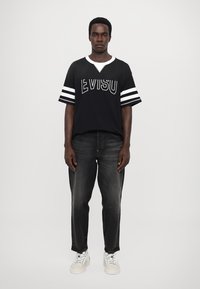 Evisu FRONT AND BACK PANELING AND CONTRAST STITCH - Triko s potiskem - black