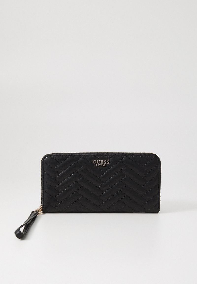 Cartera negra con un patrón de espiga acolchado, hecha de cuero sintético. Presenta un logo de la marca en dorado y un cierre de cremallera con una correa para la muñeca.