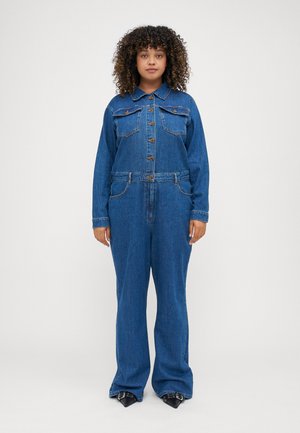 Jeans-Overall mit Kragen, vorderem Knopfverschluss und zwei Brusttaschen. Der Stoff hat eine mittlere Waschung, einen lockeren Schnitt und weite Beine.