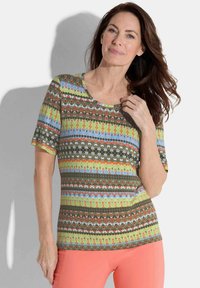 Mehrfarbiges Kurzarm-T-Shirt mit einem gemusterten Design aus grünen, blauen, braunen und orangefarbenen Streifen. Weicher Stoff mit rundem Hals.